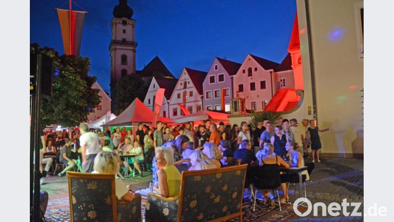 Volle Straßen bei &quot;Weiden träumt&quot;: Die Veranstaltung zog auch 2019 viele Menschen in die Innenstadt. Mit Einkaufstüten gingen jedoch offenbar nur wenige heim, trotz verlängerter Öffnungszeiten bis 24 Uhr. Bild: Gabi Schönberger