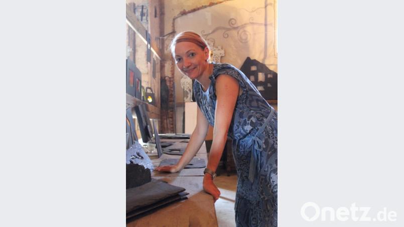 Die 45-jährige Waldsassenerin Christine Böhm – hier in ihrer Stadelgalerie – arbeitet am liebsten mit Schiefer. Bild: mvs