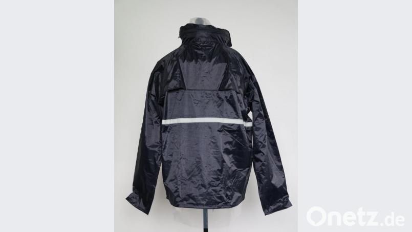 In auffälliger Regenkleidung sprengten zwei Männer einen Geldautomaten in Röslau. Bild: Polizei Oberfranken