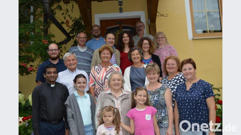 Groß war die Gratulantenschar, die Emma Kraus (vorne, Mitte) zum 85. Geburtstag die besten Wünsche überbrachte. Bild: bej