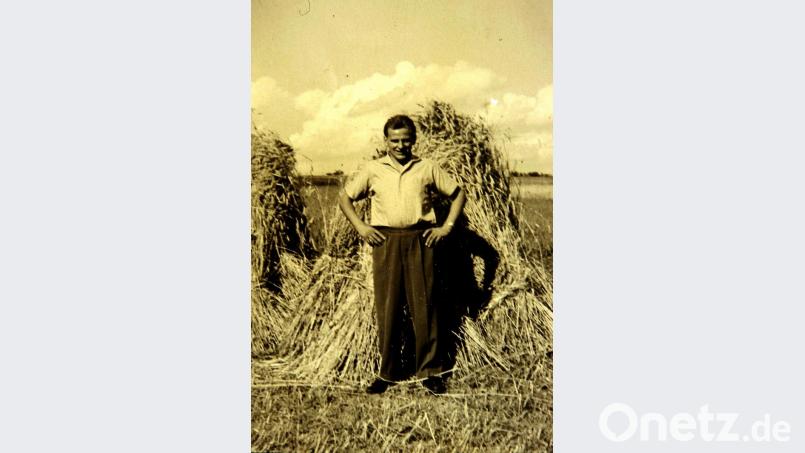 Andreas Schuhmann (1933 bis 2006) aus Garsdorf vor „Kornmandln“ aus dem Familienalbum von Familie Schuhmann. Archivbild: schß