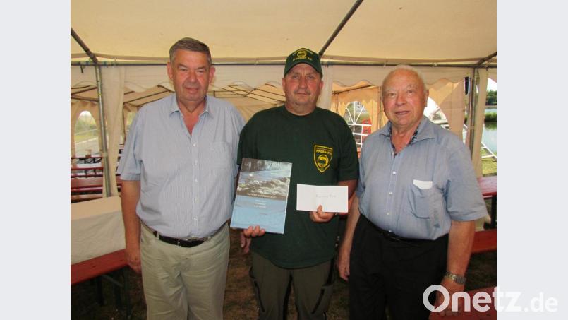 Unser Bild zeigt (von links): Rainer Wolfrath, stellvertretender Vorsitzender des Oberpfälzer Fischereiverbandes, 
Norbert Ferstl (Vorsitzender des Fischereivereins Pressath) und Albert Butscher (Seniorenbeauftragter der Stadt Pressath und Mitglied beim Silbernen Bruch). Bild: is