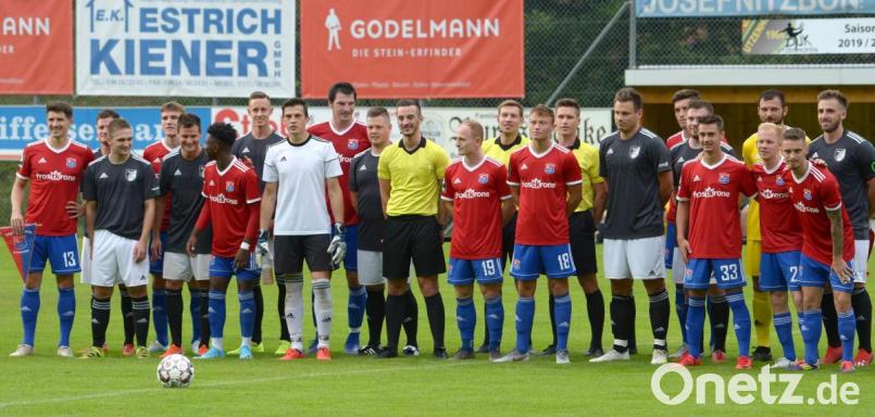 Gemeinsames Gruppenfoto vor dem Spiel: Die DJK Utzenhofen in dunklen Trikots und der Drittligist SpVgg Unterhaching. Bild: ref