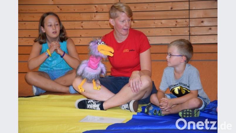 Mit dabei im Maxk-Kofferraum war natürlich auch die Spieleente - und sie entpuppte sich als genialer Unterhalter zum Thema Kinderrechte. Bild: bö