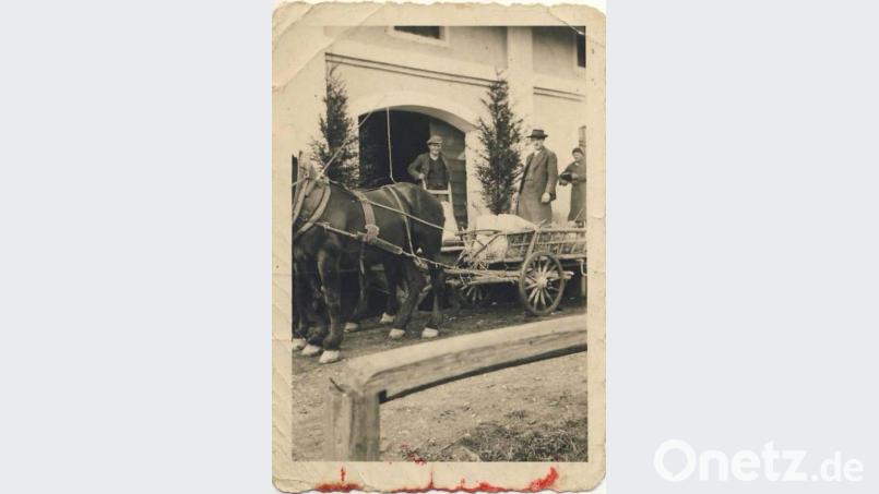 Ein Teil des Getreides wurde zum Verkauf an das nächste Lagerhaus geliefert. Hier ein Bild aus den 1940er Jahren vor dem Lagerhaus Ursensollen aus dem Familienalbum von Josef Lautenschlager aus Heinzhof. Bild:  privat/Archiv Josef Schmaußer