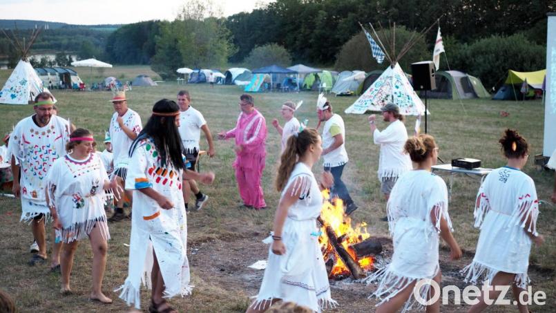 Abendlicher Indianertanz ums Feuer: Die GSG-Lagerteilnehmer hatten mächtig Spaß am idyllischen Ausee und ließen ihre Seelenverwandtschaft mit den Ureinwohnern auch klar erkennen. Bild: Lukas Schmalzl