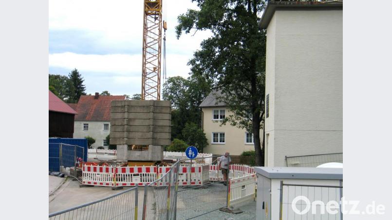 Um die Trafo-Station (rechts) gefahrlos abbrechen zu können, wird die Fußgängerbrücke über den Flötzbach nächste Woche gesperrt. Bild: bkr
