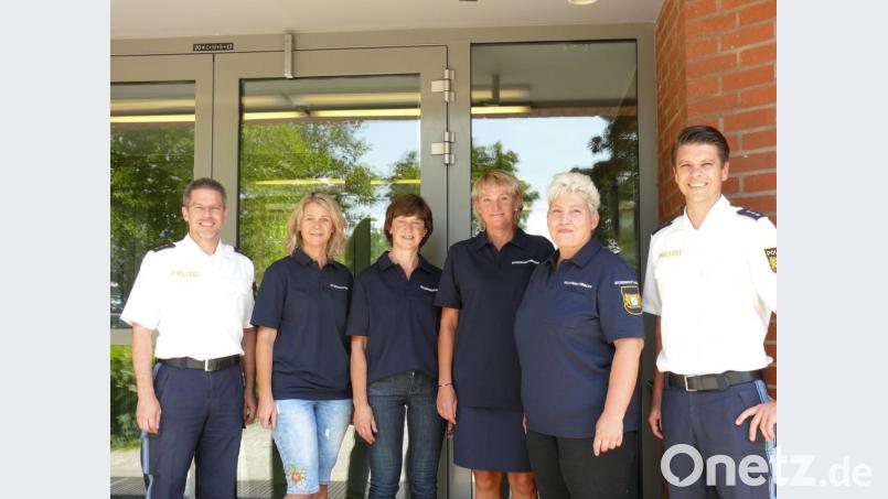 Inspektionsleiter Thomas Lachner (links) und Polizeihauptkommissar Achim Kuchenbecker (rechts) begrüßen Karin Stirner, Irene Heselmann, Doris Schmalzl und Manuela Brandl, die sich in der Sicherheitswacht engagieren. Bild: exb