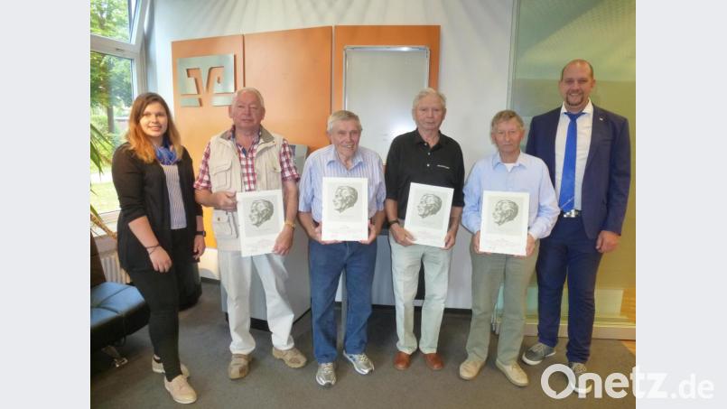 Die Raiffeisenbank Auerbach-Freihung zeichnet langjährige Anhänger des Genossenschaftsgedankens aus. Bild: bk