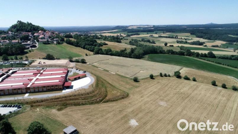 Die neuen Produktions- und Lagerhallen schließen sich an die bestehenden Gebäude (links) der Firma Witron an. Bild: bey