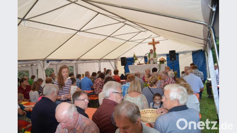 Pfarrer Alfons Forster zelebriert beim Waldfest des OWV den Morgengottesdienst. Bild: fz