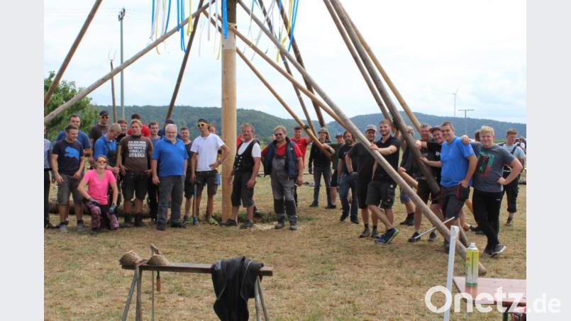 Die komplette Mannschaft nach dem Baumaufstellen mit Richard Götz (am Baum, rechts). Bild: sis