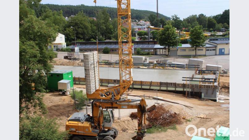 Am Erweiterungsbau am Landratsamt wurde am Montag die Kellerdecke betoniert. Bild: exb