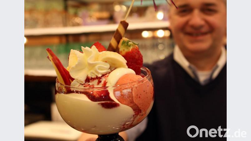 Mauro De Pellegrin, Eismacher aus Schwandorf, arbeitet mit einer Mischkalkulation, damit Vanille-Eis nicht mehr kostet als anderes. Bild: Gerhard Götz