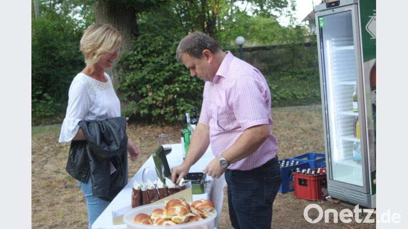 Bürgermeister Karlheinz Budnik sorgt am Verpflegungsstand für das leibliche Wohl der Serenaden-Besucher Bild: wrt