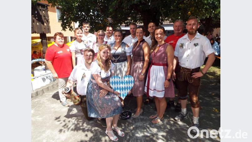 Die Kirwapaare mit Oberkirwapaar Daniel Kopetzky und Sandy Schmidt hatten viel Kondition beweisen müssen Bild: e