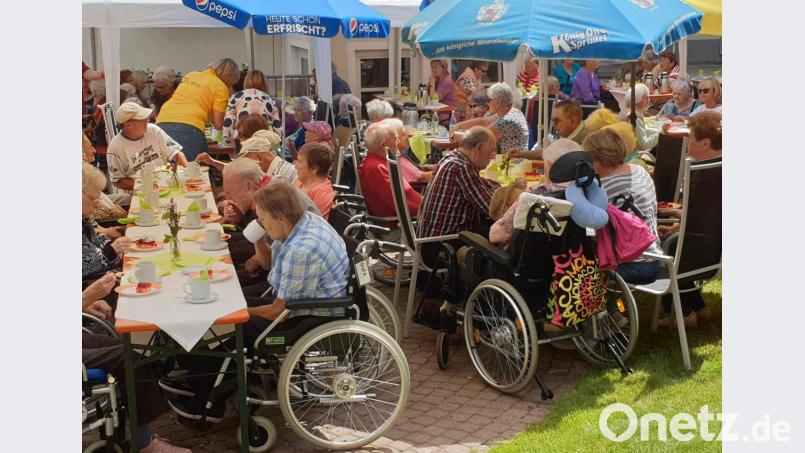 Nicht nur die Bewohner, sondern auch zahlreiche Gäste genossen das kulinarische Angebot und das abwechslungsreiche Unterhaltungsprogramm beim diesjährigen Sommerfest des BRK Seniorenwohn- und Pflegeheims St. Barbara. Bild: u