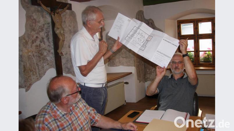 Architekt Dr. Emil Lehner (Bildmitte) erläuterte den Plan für die künftige Nutzung einer Lagerfläche im IGZ-Gebäude, die als Vorbereitungsraum für die Küche dienen soll. Bild: wro
