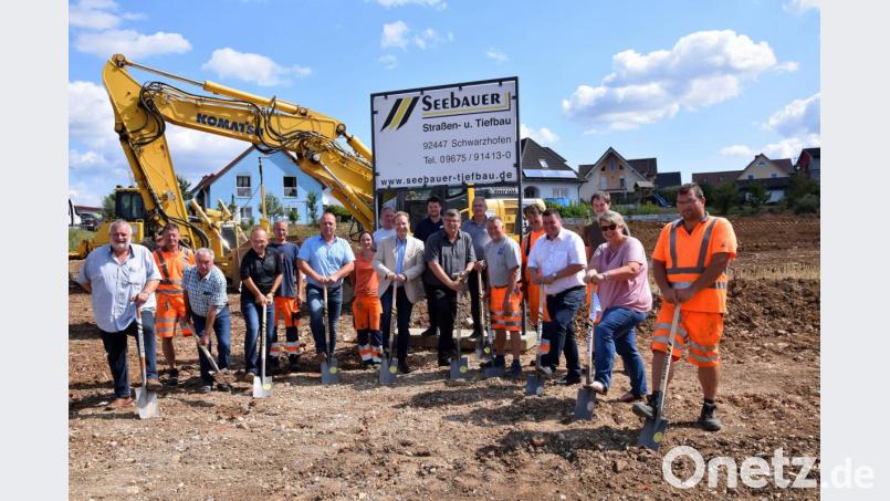 Spatenstich in Schmidmühlen für das neue Wohnbaugebiet &quot;Ledererhang&quot;. 18 Bauparzellen umfasst das neue Wohnareal, sieben Plätze sind aber nur noch frei. Fertigstellungstermin ist Ende April 2020, vielleicht auch schon früher. Bild: bö
