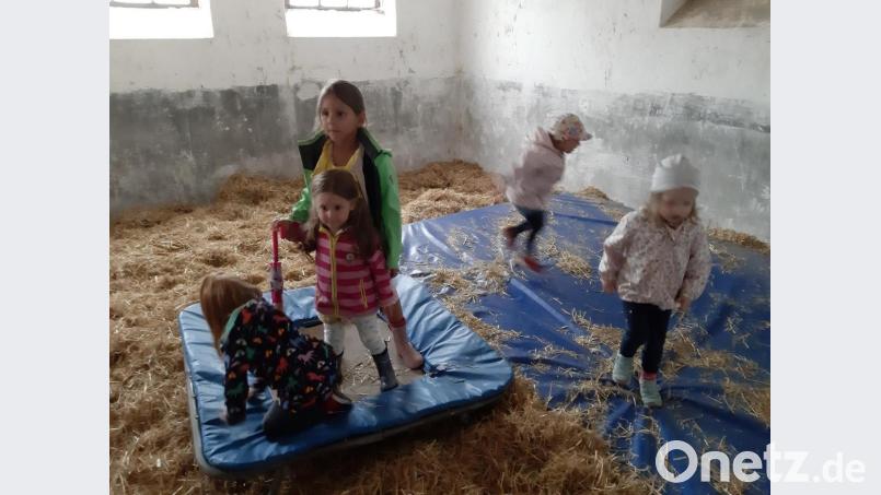 Im Stall durften sich die Kinder austoben. Bild: exb