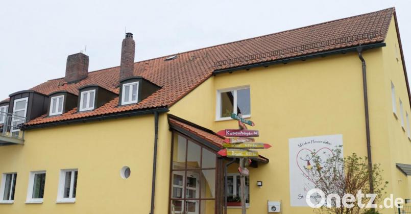 Die Gemeinde Stulln richtet im Obergeschoss des Kindergartens St.Christophorus eine Kinderkrippe ein. Nach Rücksprache mit der Bauabteilung und dem Kreisjugendamt ist auch bei einer Übergangslösung für die Umnutzung des Turnraumes eine Nutzungsänderung zu beantragen. Das Brandschutzkonzept ist ebenfalls anzupassen. Bild: ohr