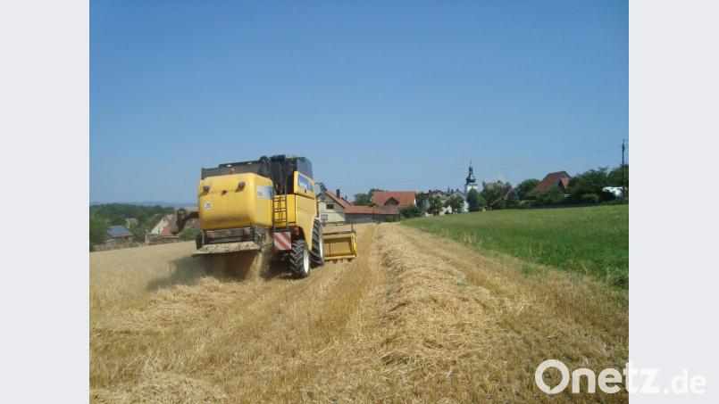Wie schnell und leicht geht heute die Getreideernte (hier bei Hohenkemnath) mit den modernen Mähdreschern. Ein Mann erledigt die früher schweißtreibende Arbeit von vielen Mägden und Knechten. Bild: schß