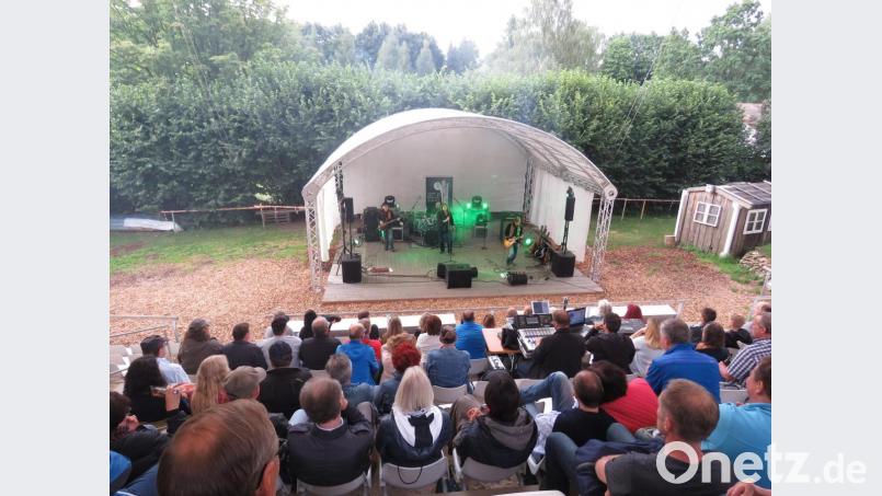 Immerhin war das Mittelfeld der Freilichtbühne gut besetzt mit Hadrockfans, die auch äußerlich keinen Hehl daraus machten, dass sie dem Kult von Led Zeppelin noch immer frönen. Bild: ubb