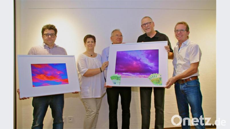 Mit viel Freude nahmen die Vertreter der Kinderhospiz Amberg die Spende von Zweitem Vorsitzenden Markus Braun (li.), Aussteller und Fotograf Jürgen Klein und Vorsitzenden Wolfgang Horn (v. re.) entgegen. Bild: ubb