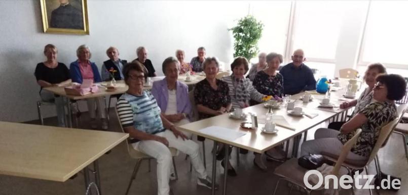 Aufmerksam folgten die Neustädter KAB-Senioren dem interessanten und kurzweiligen Vortrag von Kräuterführerin Heike Trottmann aus Ilsenbach zum Thema Wildkräuter aus unserer Heimat. Bild: prh