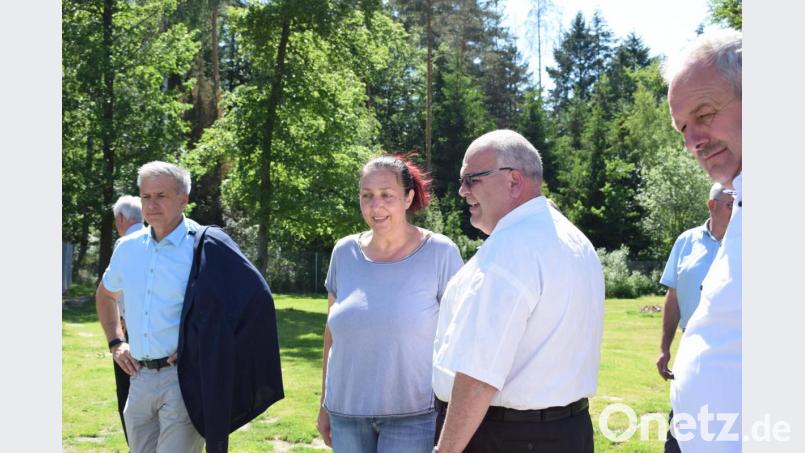 Tierheim-Leiterin Daniela Riedl, hier beim Besuch der Bürgermeister vor einigen Wochen, verweist darauf, dass aufgrund von Krankheitsfällen ein normaler Betrieb momentan nicht möglich ist. Bild: szl