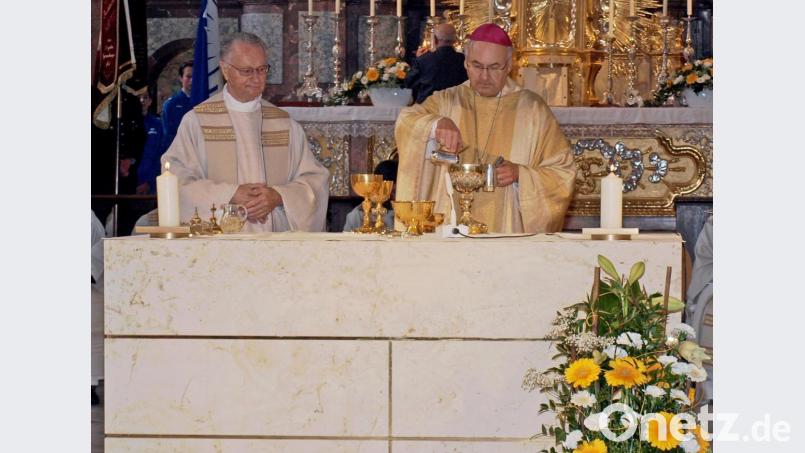 Höhepunkt von Pfarrer Sturms Karriere als Baumeister-Pfarrer war die Weihe des neuen Volksaltars durch Bischof Rudolf Voderholzer in der restaurierten Pfarrkirche. Bild: sön
