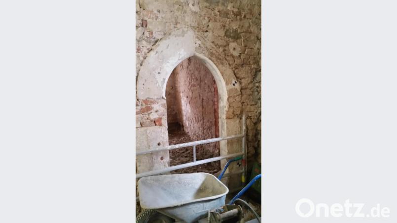 Bei der Sanierung des Ämtergbäudes legen Arbeiter unter anderem diese spätgotische Türlaibung frei. Bild: exb