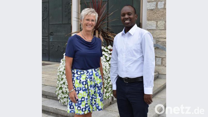Pfarrer Gilbert Mburu Kabiru ist für Pfarrer Bernhard Müller als Urlaubsvertretung in Grafenwöhr. Ihm zur Seite steht Pfarrsekretärin Anita Stauber. Bild: rgr