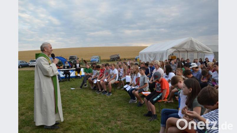 Drei Tage genossen die Ministranten ein gemeinsames Lagerleben am Tröbeser Badeweiher mit Schwimmen, Spielen und gemütlichen Lagerfeuer. Das Leitungsteam hatte alles bestens vorbereitet. Höhepunkt war die gemeinsame Feldmesse mit Pfarrer Josef Most. Bild: gi