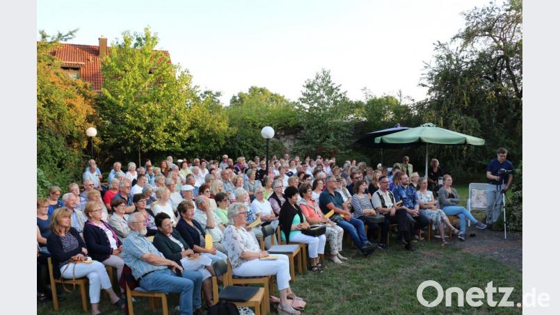 Kurzfristig mussten weitere Stühle organisiert werden, damit alle Besucher einen Platz haben. Bild: rpp