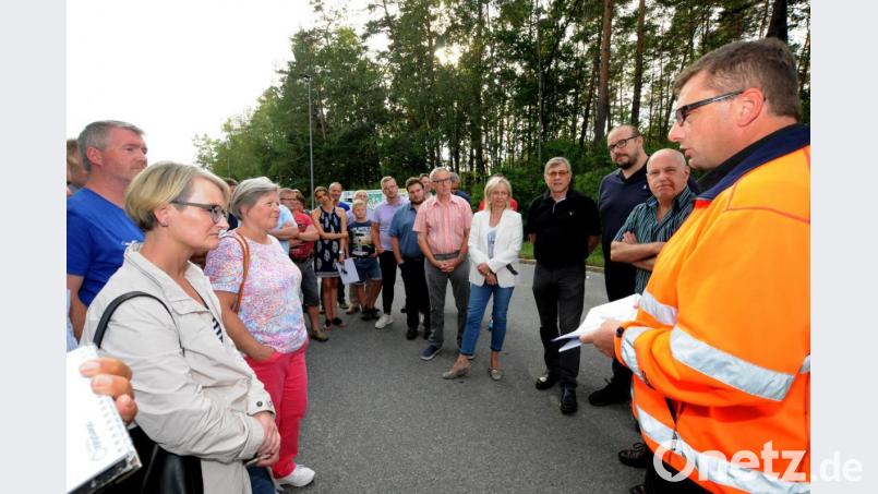 An der Abzweigung von AS30 und Staatsstraße 2238 in Richtung Hirschau, einem Unfallschwerpunkt im Landkreis, könnte ein Kreisverkehr die Sicherheit stark erhöhen. Die Amberger CSU schaute sich gemeinsam mit Bauoberrat Stefan Noll vom Staatlichen Straßenbauamt das vor Ort an. . Bild: Stephan Huber