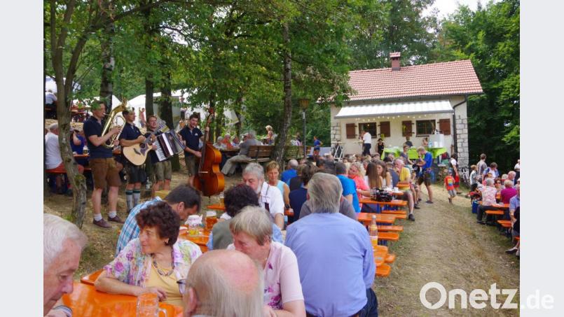 Hoch oben am Johannisberg feiert die Amberger Bergwacht an diesem Wochenende ihr Hüttenfest in Freudenberg. Bild: ads