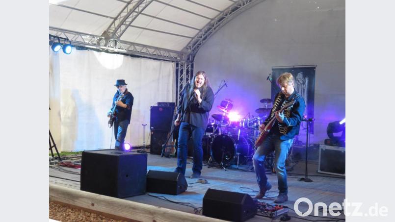 Keine großartige Show wie ihre Idole, dafür umso besseren Hardrock lieferte "Led Zepp-In". für ihre Fans. Bild: ubb