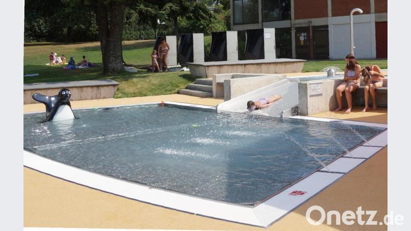 Einladend präsentiert sich der neu gestaltete Kleinkinderbereich mit zwei Becken, der verbindenden Rutsche und den sprudelnden Fontänen. Bild: weu