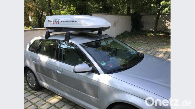 IK-T Mobilfunkmessung ist auf dem Dach des silbergrauen Kombis zu lesen, der ab Mitte August durch den Landkreis fährt, um die Mobilfunkversorgung zu überprüfen. Bild: exb
