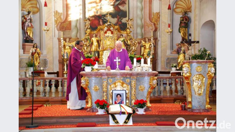Pfarrer George Parankimalil und Ruhestandspriester Herbert Hartmann zelebrierten das Requiem für Mary Kuncherakattu-Parankimalil. Bild: enz