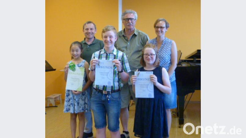 Auch den Musikschülern (vorne, von links) Laura Rubner (Junior-2-Prüfung, Klavier), Marcus Eibel und Wiebke Thaller (jeweils D1-Prüfung, Klavier) gratulieren Schulleiter Joachim Steppert (hinten, von links) sowie die Lehrkräfte Hartmut Gebelein und Sigrun Eichmann. Bild: jst
