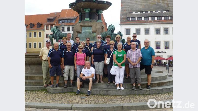 Vor dem Brunnendenkmal auf dem Obermarkt in Freiberg stellen sich die Ausflügler zu einem Foto zusammen. Bild: exb