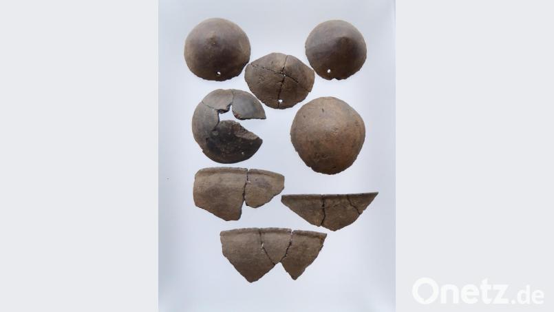 Ein Teil der Funde, die im Randbereich des Wasserrückhaltebeckens im Norden von Iffelsdorf am Autobahnkreuz Oberpfälzer Wald geborgen werden konnten: Fünf Tutuli und Randscherben von dünnwandigen Schalen. Bild: exb:Engelhardt