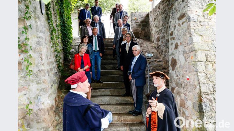 Albert Bruckner (links) und Ulrich Süß (rechts) spielten die Delegation einen Ausschnitt des „Venezianischen Kaufmanns“. Bild: Hösamer