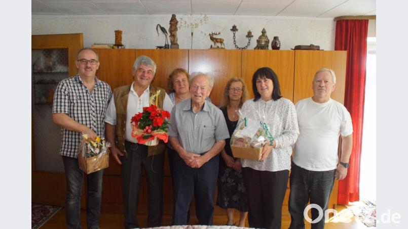 Jubilar Josef Schmid (Mitte), mit seinen Kindern Josef (rechts) und Sylvia (Dritte von rechts), freute sich an seinem 90. Geburtstag über den Besuch von Bürgermeisterin Birgit Höcherl, Kirchenpfleger Peter Scharnagl und Gartenbau-Vorsitzenden Andreas Ebnet (von links). Bild: mmj