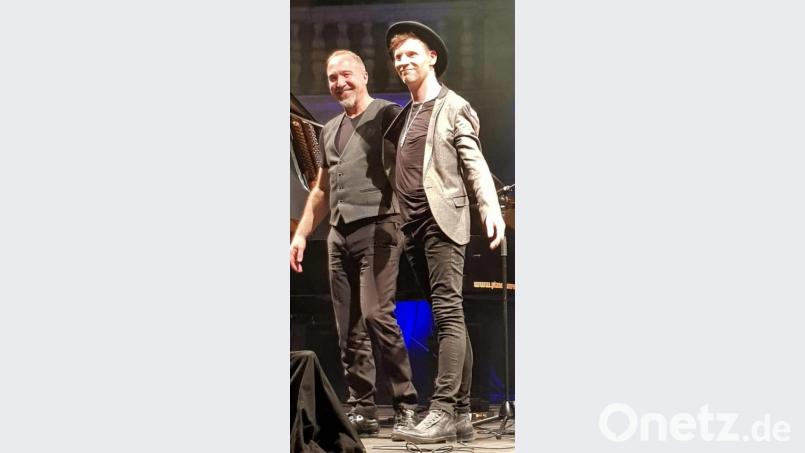 Nach dem begeisternden Auftritt lassen sie sich feiern: Bernd Meyer (links) und Markus Engelstaedter. Bild: Wilhelm Amann