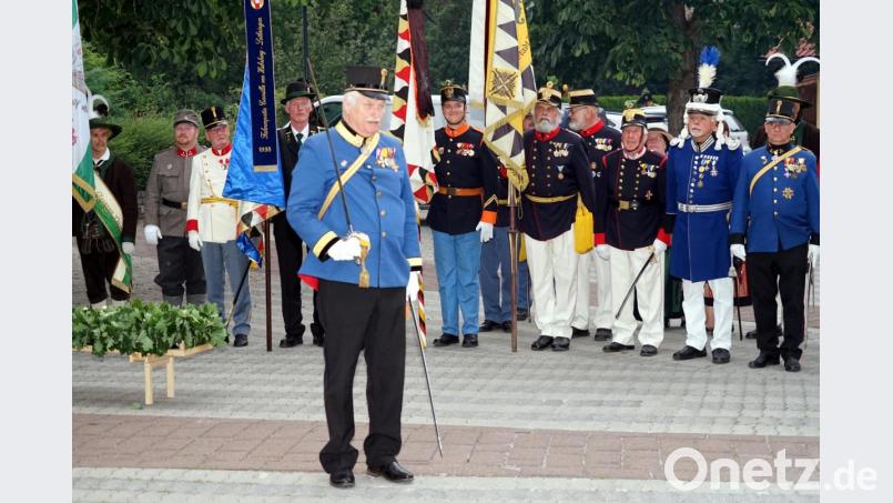Bei dem Defilee nach der Gedenkmesse für Otto von Habsburg im österreichischen Wals repräsentiert Ehren-Stadthauptmann Ludwig Fritsch (Zweiter von rechts) mit seiner strahlenden weiß-blauen Uniform die Historische Bürgerwehr Neustadt. Bild: bgm