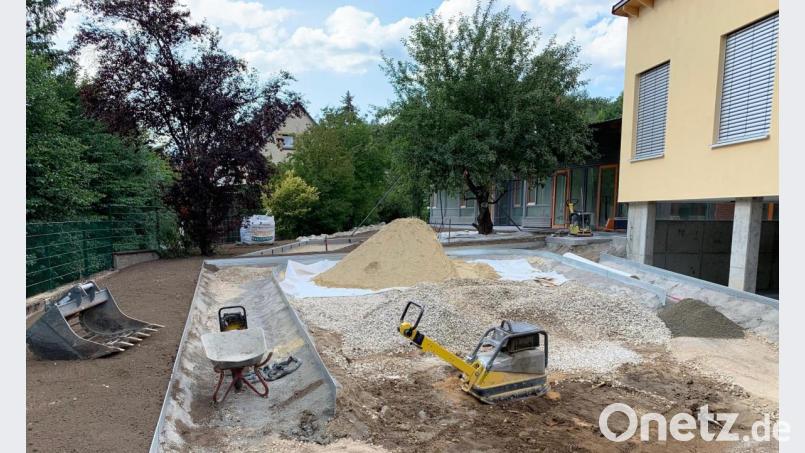 Die Außen-, Spiel- und Gartenanlagen des neuen Kastler Kindergartens nehmen Gestalt an und werden rechtzeitig fertig. Bild: jp