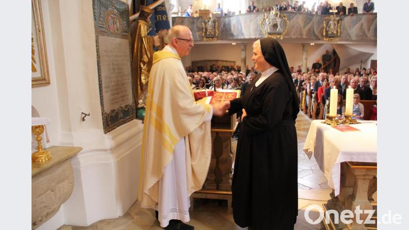 Ein freudiger Augenblick für Pfarrer Herbert Rösl und Schester Therese Thanner: Der Ortspfarrer gratulierte der Mallersdorfer Schwester zum Professjubiläum und überreichte ihr ein Erinnerungsgeschenk. Bild: boj